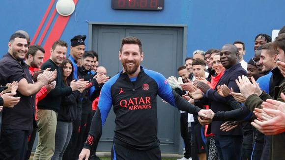 El recibimiento de jugadores y empleados de PSG a Messi en su vuelta a los entrenamientos. (Video: Twitter PSG)