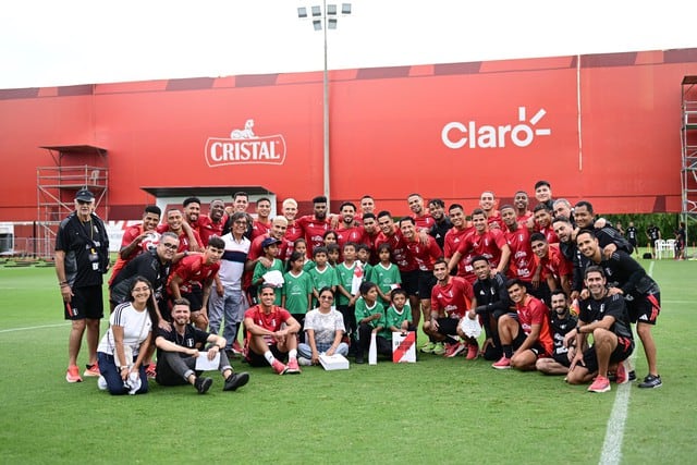 La Selección recibió la visita de Niños de la Comunidad Educativa Sagrada Familia de Ventanilla. (Foto: FPF)
