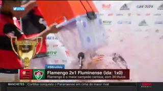 Con baldazo incluido: el festejo de los jugadores del Flamengo en plena conferencia de su técnico Zé Ricardo