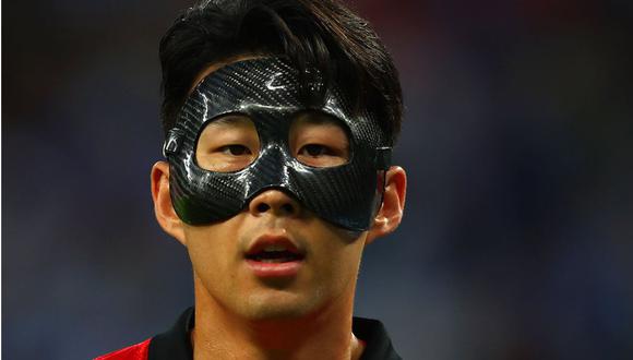 Heung-min Son, la estrella del Tottenham Spurs, jugó con una máscara debido a una fractura en su rostro.