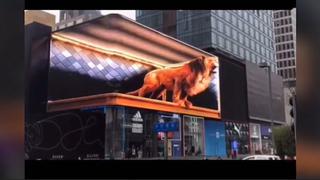Viral: Publicidad gigante se ‘sale de la pantalla’ y asusta a transeúntes