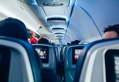 Auxiliar de vuelo divierte a pasajeros con su inesperado anuncio de seguridad