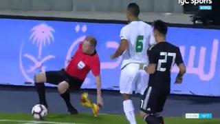 ¡Pisó en falso! Juez de línea del Argentina vs. Irak sufrió brutal resbalón en pleno partido [VIDEO]