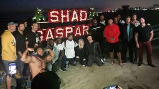 ¡Todos unidos! Luchadores de WWE y otras empresas le rindieron tributo a Shad Gaspard en la playa donde murió