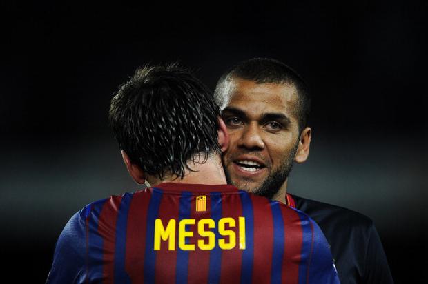 Dani Alves abrazando a Lionel Messi (Foto: Getty Images)