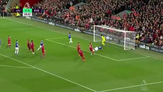 ¡Yerry Mina mete miedo! El cabezazo que pudo terminar en un gran gol ante Liverpool en Anfield [VIDEO]