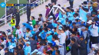 Hinchas de Garcilaso alentaron con una mesa en la tribuna ante Alianza [VIDEO]