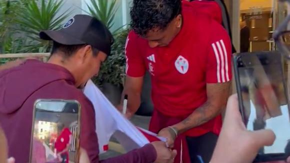 Hinchas peruanos se encontraron con Renato Tapia en España. (Video: @RCCelta)