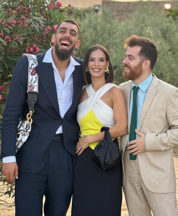 Borja Iglesias junto a sus amigos en la boda (Foto: anabelbarrau/Instagram)