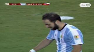 Argentina vs. Chile: Higuaín falló increíble chance de gol tras error de Medel