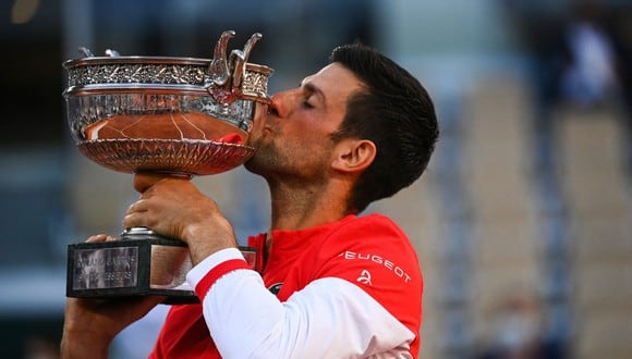 Novak Djokovic venció a Stéfanos Tsitsipás por 3-2 en la final de Roland Garros. (Foto: AFP)