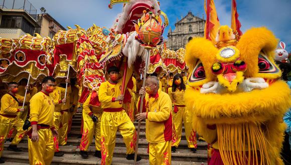 Los artistas se preparan al comienzo de la danza del dragón durante las celebraciones del primer día del año nuevo lunar chino en Macao el 22 de enero de 2023. Foto: AFP