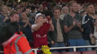 Un gesto digno de aplaudir: la emoción de un niño luego de recibir la camiseta deMesut Özil