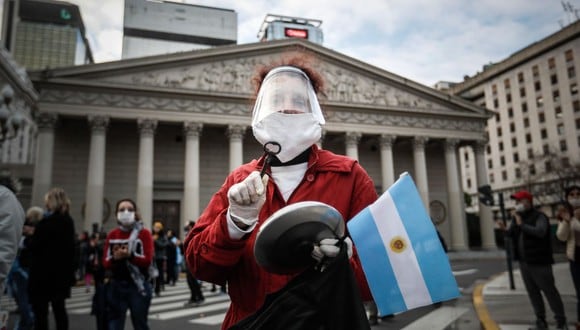 AME2241. BUENOS AIRES (ARGENTINA), 25/05/2020.- Un grupo de personas se manifiesta contra la cuarentena obligatoria hoy lunes 25 de mayo en la Plaza de Mayo de la ciudad de Buenos Aires. (EFE/Juan Ignacio Roncoroni).