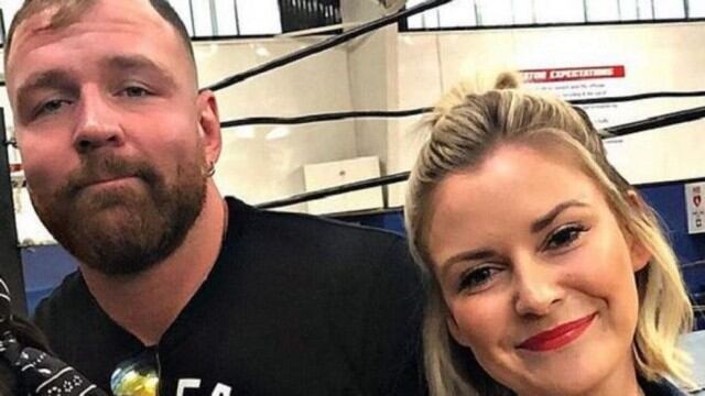 jon Moxley y Rene Young. (WWE)