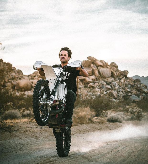 Su gran pasión son las motos (Foto: Justin Chatwin / Instagram)