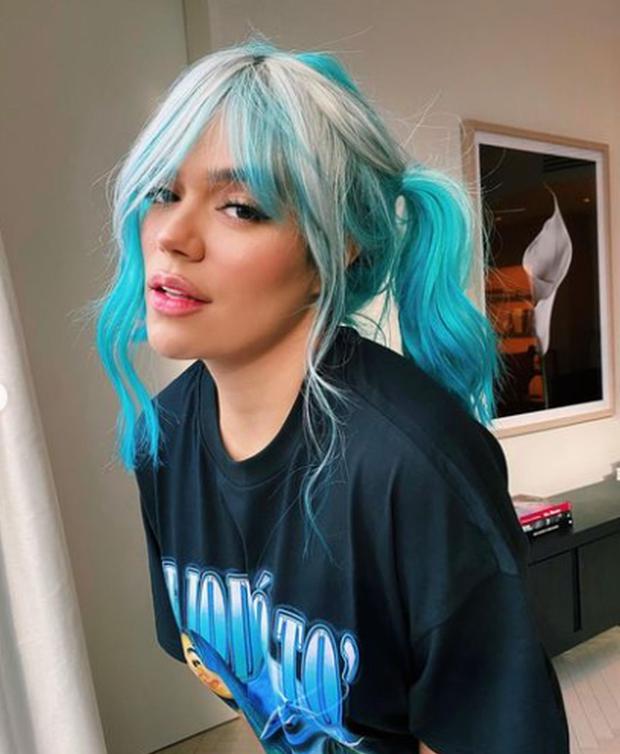 Una imagen del 28 septiembre de 2021 con su recordado cabello azul con mechas plateadas (Foto: Karol G / Instagram)