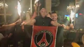 Hinchas del PSG celebran la victoria de su equipo en una cafetería en Lisboa