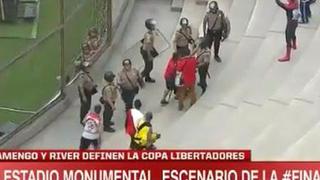 No habrá color en el River vs. Flamengo: policía decomisa banderas a hinchas en el Monumental [VIDEO]