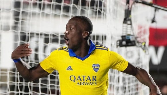 Luis Advíncula marcó su primer gol con Boca Juniors. ( @bocajrsoficial)