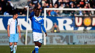 La de nunca acabar: insultos racistas a Mario Balotelli paralizaron partido entre Brescia y Lazio