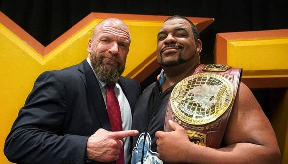 Triple H junto a Lee. (Foto: WWE)