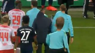 Técnico del RB Leipzig protestó a árbitro mostrándole una jugada en su celular [VIDEO]