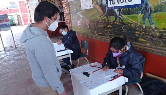 La ONPE solicitó, especialmente a los electores jóvenes, asumir, de darse el caso, la conducción de las mesas de sufragio, por posibles demoras en su instalación, como establece la Ley Orgánica de Elecciones (Ley 26859). (Foto: ONPE)