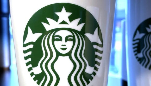 Starbucks apuesta por mejoras salariales y otros beneficios para sus socios (Foto: AFP)