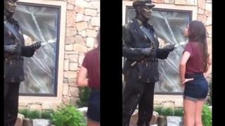 ¡Vaya sorpresa! Niña es sorprendida por un hombre estatua luego de intentar robarle dinero [VIDEO]