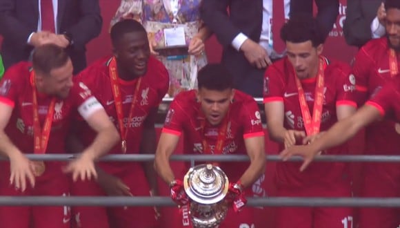 Luis Díaz y el blooper tras levantar la copa de la FA Cup. (Foto: Captura)