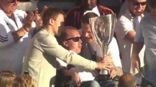 Precioso gesto: hinchas del campeón de Dinamarca entregaron la copa a fanático discapacitado [VIDEO]