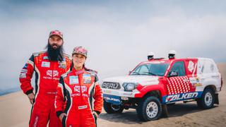 Ante todo el compañerismo: Fernanda Kanno y Alonso Carrillo ayudaron a un motorista para que termine la etapa en el Dakar 2020 [VIDEO]