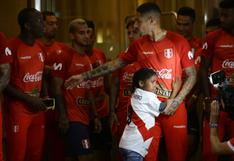 Capitán humildad: Paolo Guerrero y el enorme gesto que tuvo con una pequeña hincha peruana en Montevideo [VIDEO]