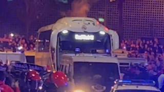 Llegada accidentada a San Mamés: hinchas de Athletic lanzaron botellas al autobús de Real Madrid [VIDEO]