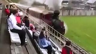 El "Gran Negro": conoce el único tren que pasa por un estadio de fútbol