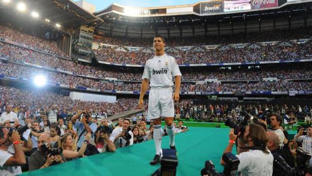 Cristiano Ronaldo fue presentado a lo grande, en un Santiago Bernabéu repleto de hinchas. (Foto: Real Madrid)