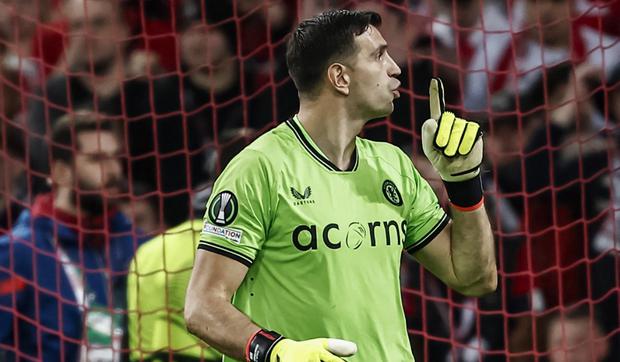 'Dibu' Martínez fue figura en Aston Villa vs. Lille. (Foto: AFP)