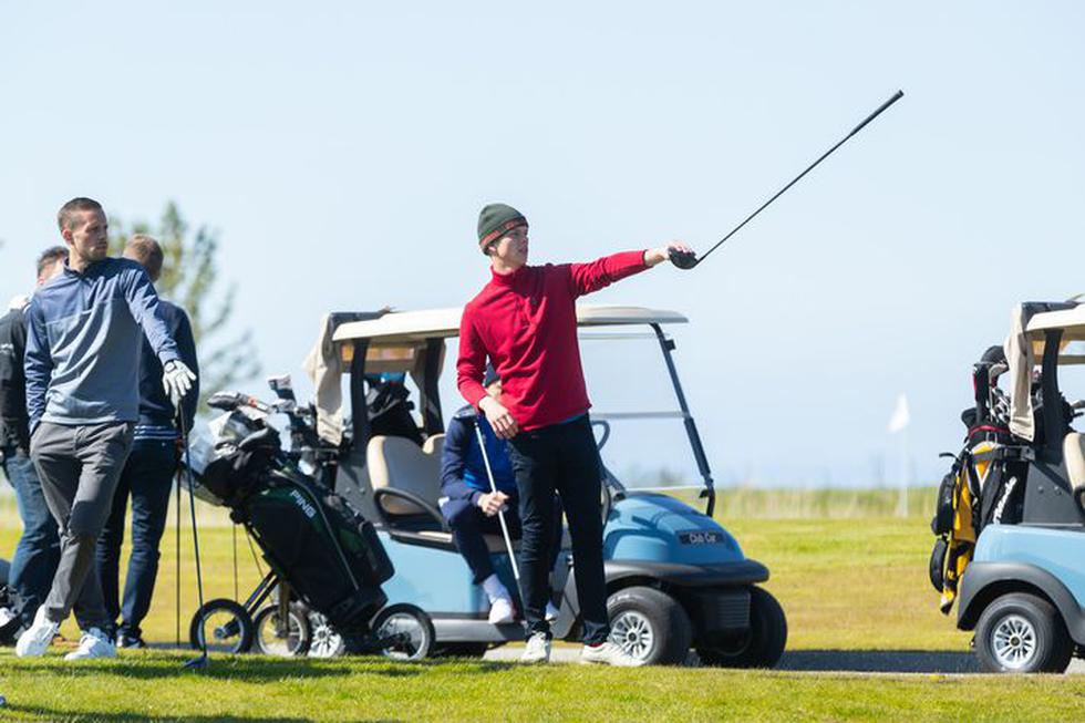 Seleccionados de Islandia juegan golf.