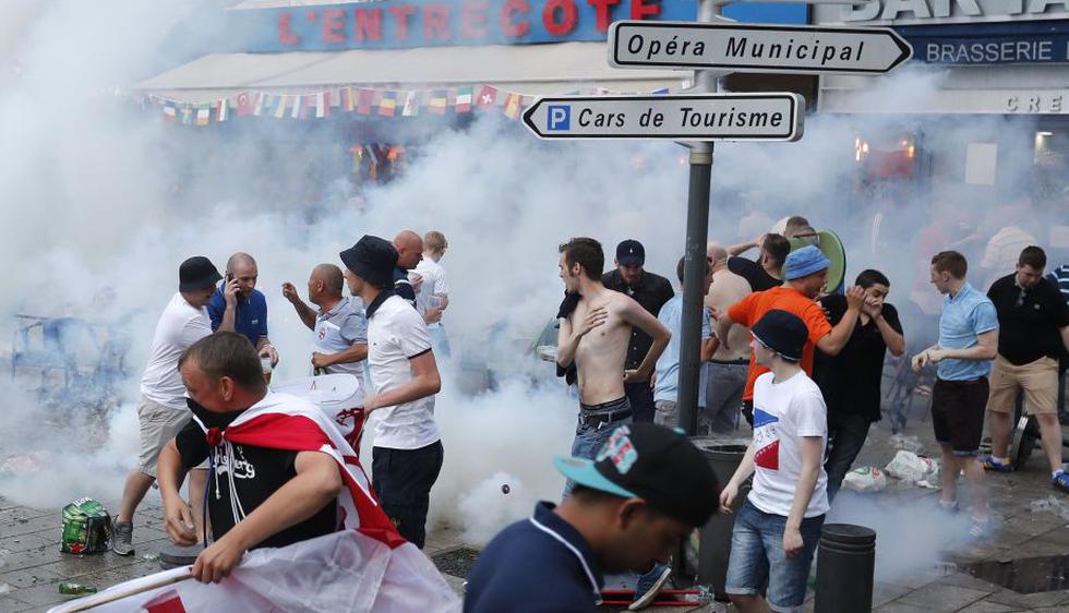 La pelea entre los 'hooligans' y policías de Francia. (AP)