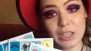 Vidente puertorriqueña es viral tras confundir la lotería mexicana con un tarot