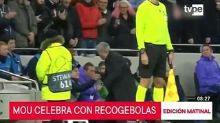José Mourinho festeja con recogebolas