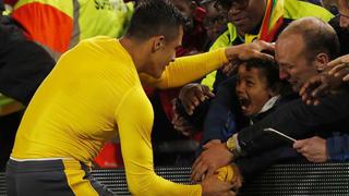 Felicidad: la reacción del niño al recibir camiseta de Sánchez muestra lo hermoso del fútbol