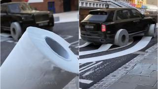 Tienes que verlo: automóvil cambió sus llantas con rollos de papel higiénico y el final es sorprendente [VIDEO]