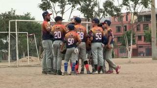 Niños venezolanos en Perú optan por el béisbol como refugio para alejarse de los vicios de la calle
