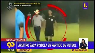Honduras: Árbitro saca una pistola en partido de fútbol para defenderse de aficionados