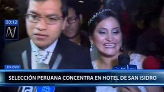 Perú: Ricardo Gareca pidió foto a una novia que se encontraba en el hotel de concentración