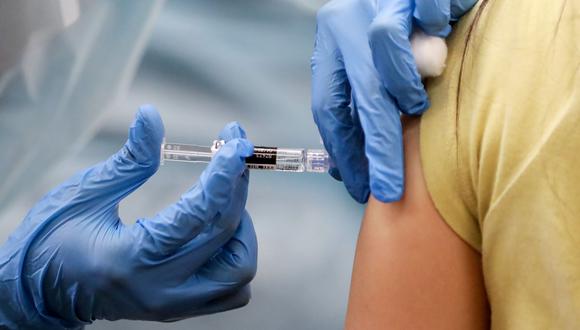 Perú recibirá 1.7 millones de dosis de la vacuna de AstraZeneca y Pfizer vía Covax Facility, según OMS. Foto: Andina