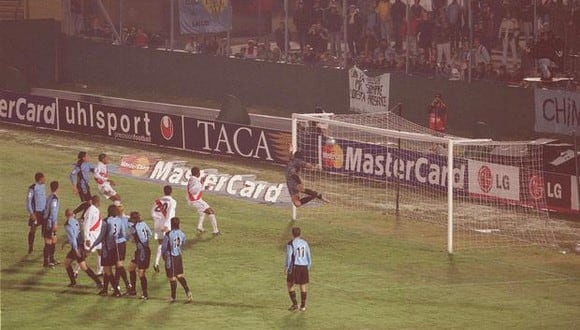 Gol de Nolberto Solano ante Uruguay por las Eliminatorias Alemanoa 2006. (Foto: El País)