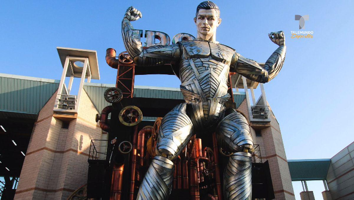 Así luce la enorme estatua robot de Cristiano Ronaldo en las calles de Italia. (Foto/Captura: Telemundo)